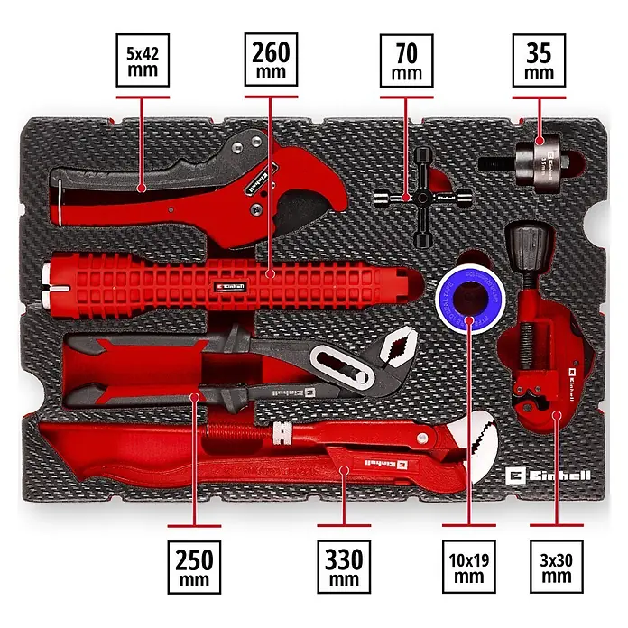 Einhell Werkzeugsatz-Einlage E-Case Sanitärinstallation - 8 -tlg. - Ein Set aus roten und schwarzen Sanitärwerkzeugen, darunter Rohrschneider, Schraubenschlüssel und Dichtband, in einem schwarzen Schaumstoffeinsatz.