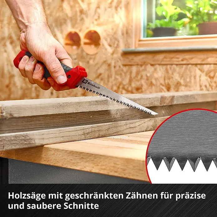 Einhell Werkzeugkoffer E-Case Renovierung - 78 -tlg. - Handsäge mit rot-schwarzem Griff, die einen Holzbalken sägt, mit vergrößerter Ansicht der geschränkten Zähne für präzise Schnitte.