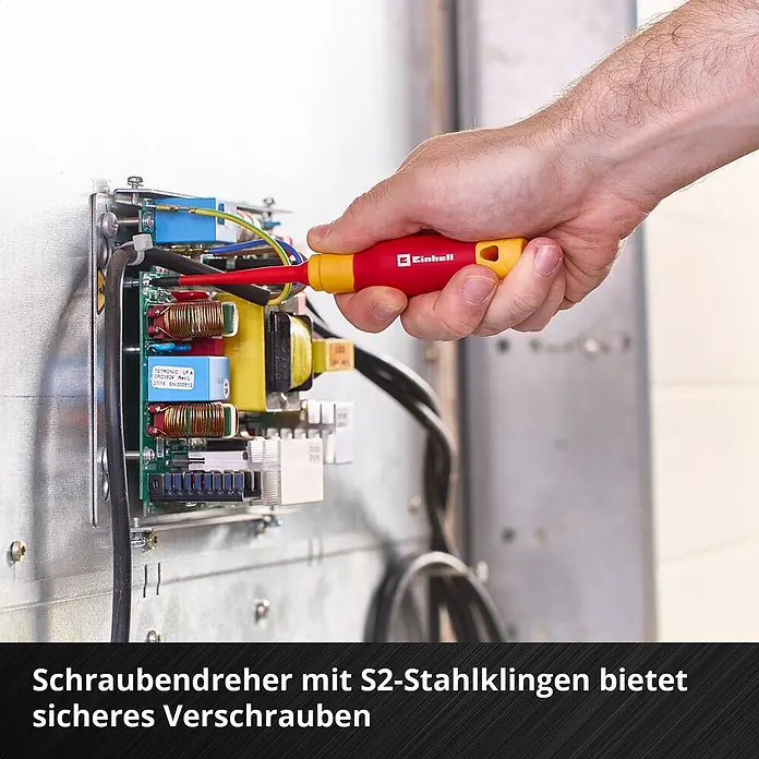 Einhell Werkzeugkoffer E-Case VDE - 24 -tlg. - Hand schraubt mit einem rot-gelben Einhell Schraubendreher mit S2-Stahlklingen an einer Platine.