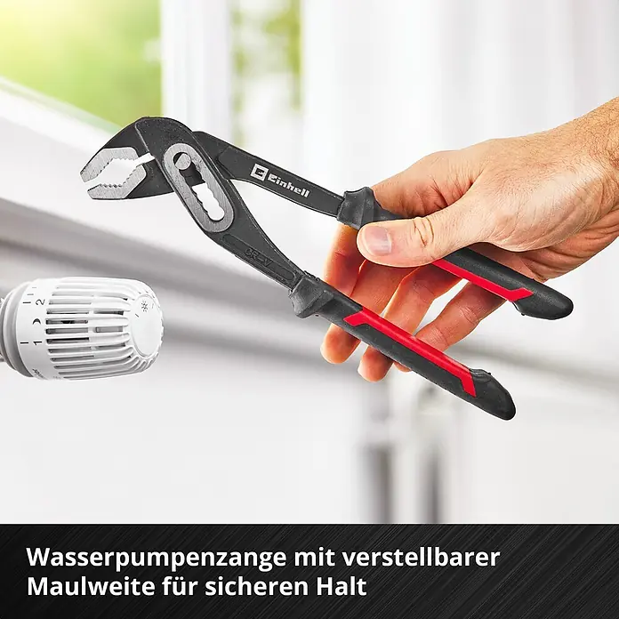 Einhell Werkzeugsatz-Einlage E-Case Sanitärinstallation - 8 -tlg. - Schwarze und rote Einhell Wasserpumpenzange mit verstellbarer Maulweite für sicheren Halt, von einer Hand gehalten.