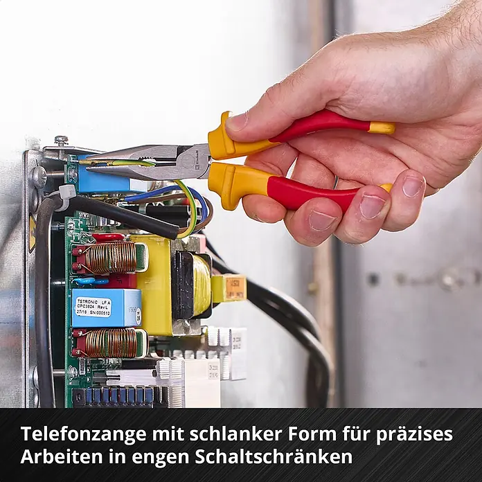 Einhell Werkzeugsatz-Einlage E-Case VDE Set - 9 -tlg. - Eine Hand benutzt eine Telefonzange mit rot-gelben Griffen für präzise Arbeiten an einer Leiterplatte in einem Schaltschrank.