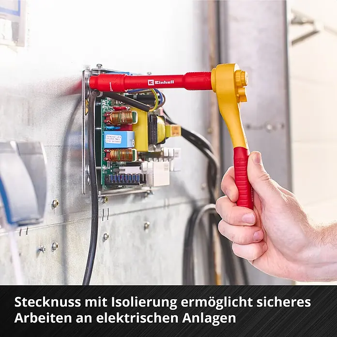 Einhell Werkzeugkoffer E-Case VDE - 24 -tlg. - Eine Hand hält einen rot-gelben isolierten Steckschlüssel an einer elektrischen Anlage.