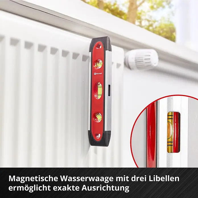 Einhell Werkzeugkoffer E-Case Renovierung - 78 -tlg. - Rot-silberne magnetische Wasserwaage mit drei Libellen, an einer Heizung befestigt.