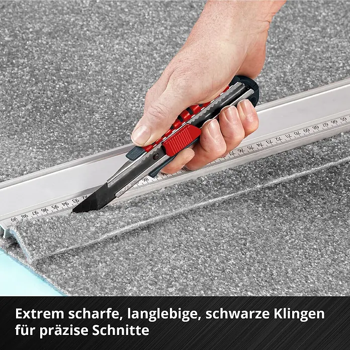 Einhell Werkzeugkoffer E-Case Montage - 80 -tlg. - Hand schneidet Teppich mit Teppichmesser und Lineal. Schwarze, extrem scharfe Klingen für präzise Schnitte.