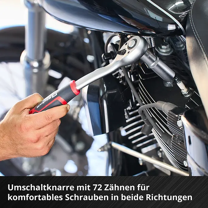 Einhell Werkzeugsatz-Einlage E-Case Stecknuss- und Ratschenset - 60 -tlg. - Silberne Umschaltknarre mit rot-schwarzem Griff wird an einer Zündkerze eines Motorradmotors benutzt.