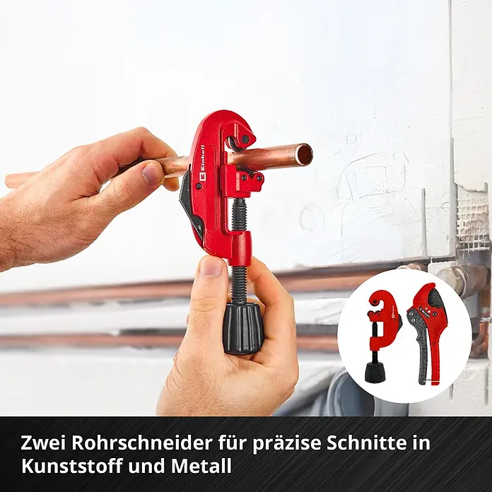 Einhell Werkzeugsatz-Einlage E-Case Sanitärinstallation - 8 -tlg. - Zwei rote Einhell Rohrschneider für präzise Schnitte in Kunststoff und Metall, einer schneidet ein Kupferrohr.