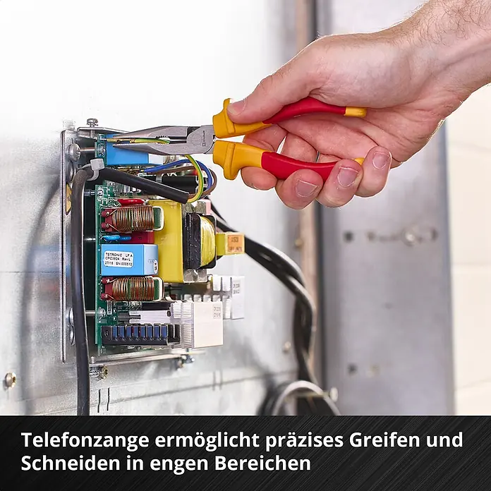 Einhell Werkzeugkoffer E-Case VDE - 24 -tlg. - Hand verwendet rot-gelbe isolierte Telefonzange zum Greifen eines Kabels in einer Elektronikschaltung.