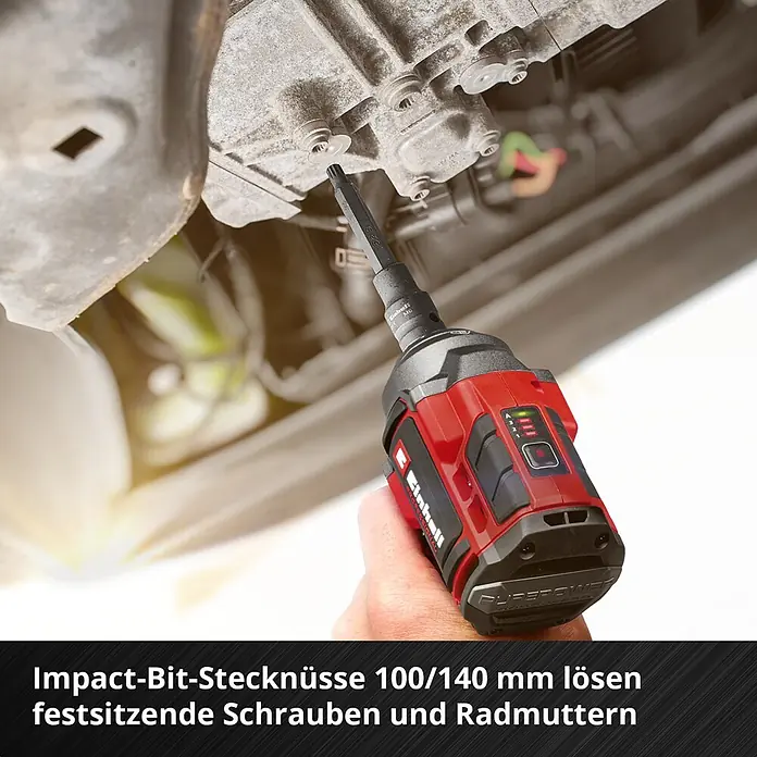 Einhell Werkzeugkoffer E-Case KFZ - 121 -tlg. - Roter Einhell Schlagschrauber mit langem Sechskant-Bit löst eine Torx-Schraube an einem Motor/Getriebe.