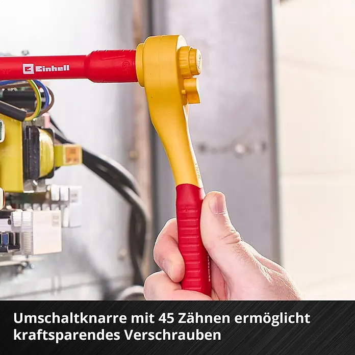 Einhell Werkzeugkoffer E-Case VDE - 24 -tlg. - Hand hält eine rot-gelbe isolierte Umschaltknarre mit 45 Zähnen für präzises Verschrauben.