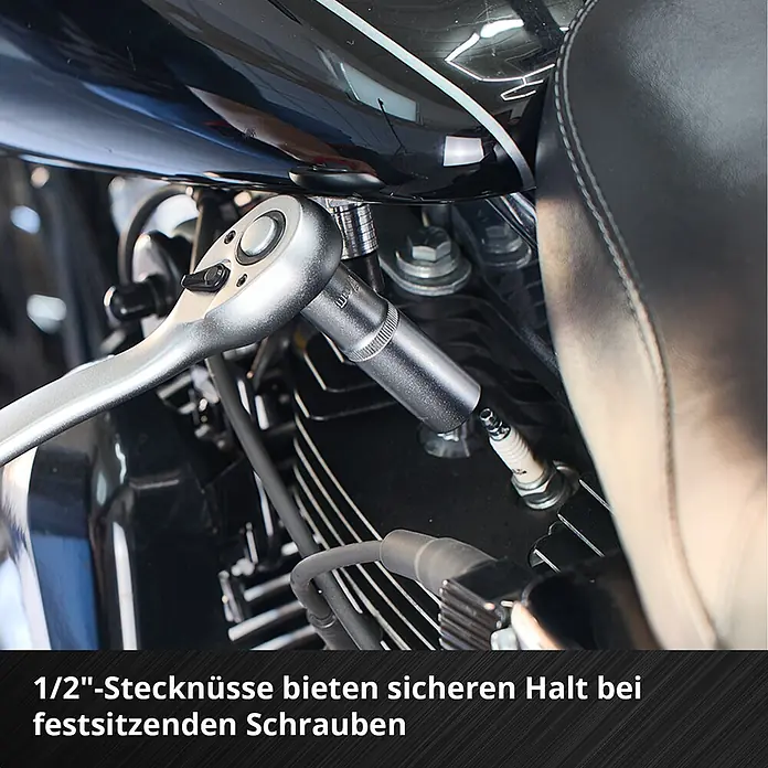 Einhell Werkzeugkoffer E-Case Werkstatt - 92 -tlg. - Eine verchromte Knarre mit langer Stecknuss wird verwendet, um eine Zündkerze aus einem Motorradmotor zu entfernen.