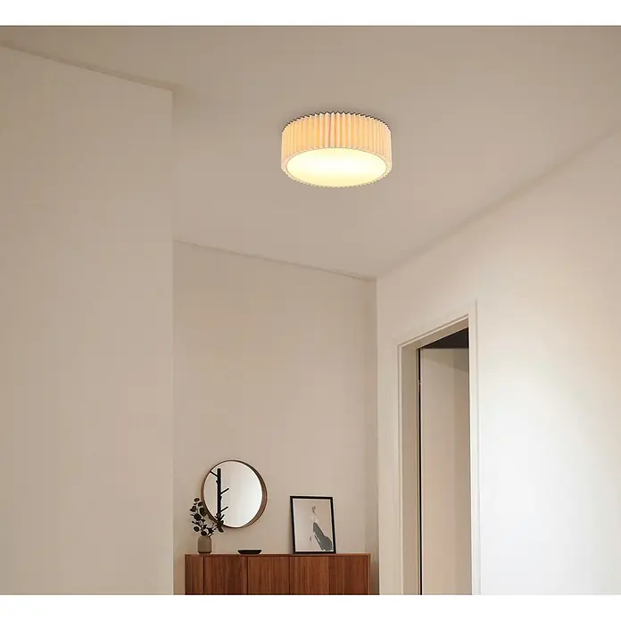 Globo Deckenleuchte Page - 25 W, Beige, E27, Ø x H: 33 x 13 cm - Gefaltete runde Deckenleuchte aus hellem Holz oder Stoff, die einen modernen Flur beleuchtet.