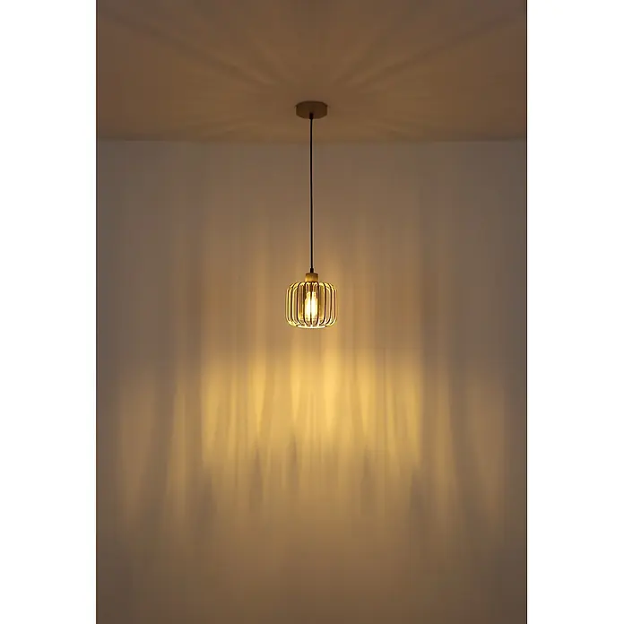 Globo Pendelleuchte Alfred - 40 W, Beige, E27, Ø x H: 180 x 1.200 mm - Eine goldene Käfig-Pendelleuchte hängt von der Decke und wirft warmes, gemustertes Licht an die Wand.