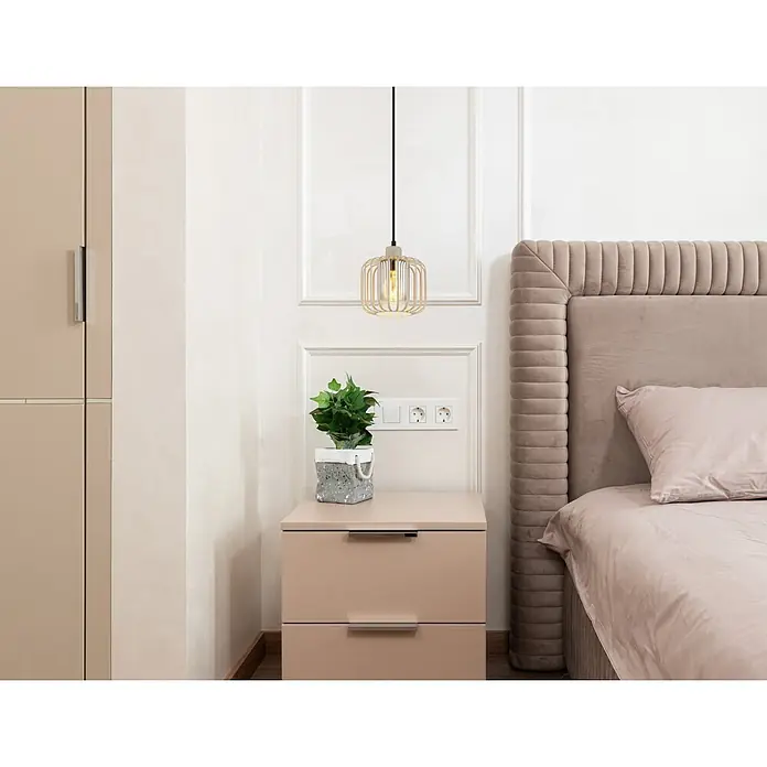 Globo Pendelleuchte Alfred - 40 W, Beige, E27, Ø x H: 180 x 1.200 mm - Goldene Käfig-Pendelleuchte mit Glühbirne über einem Nachttisch im Schlafzimmer.