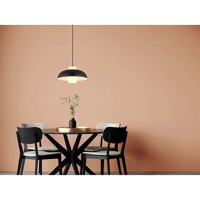 Globo Pendelleuchte Lowe - Schwarz, Ø x H: 380 x 1.200 mm, E27 - Modernes Esszimmer mit rundem schwarzen Tisch, schwarzen Stühlen mit hellen Polstern und einer schwarz-weißen Pendelleuchte.