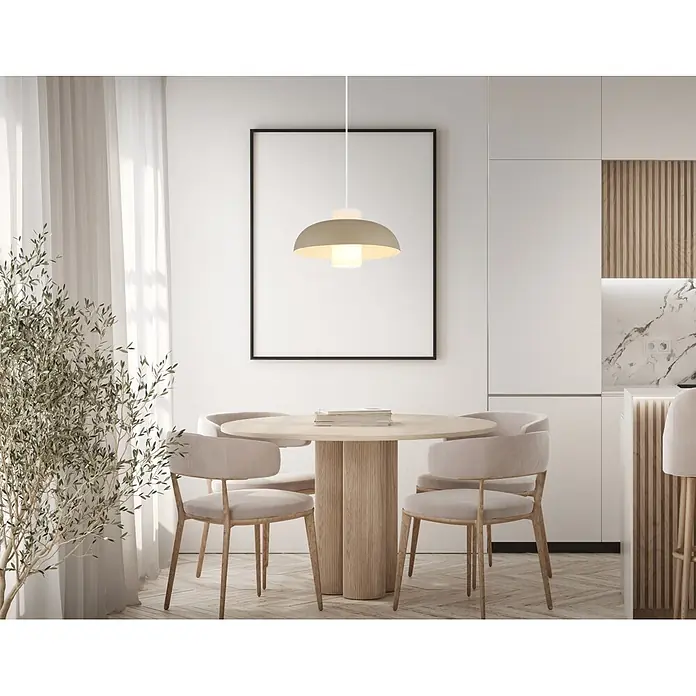 Globo Pendelleuchte Lowe - Opalglas, Ø x H: 38 x 120 cm, E27 - Beigefarbene Hängeleuchte mit Kuppelschirm und weißem Diffusor über rundem Holztisch.