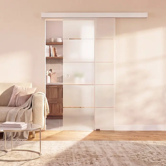 Diamond Doors Schiebetür-Komplettset Jubidoor 6.1 Premium - 935 x 2.058 mm, Silber, Einscheibensicherheitsglas (ESG) - Milchglas-Schiebetür mit weißer Schiene, die ein modernes Wohnzimmer von einer Küche trennt.