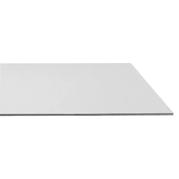 Knauf Gipskartonplatte GKB - 2.600 x 600 x 12,5 mm - Nahaufnahme einer weißen Schaumstoffplatte, die die schlichte Eleganz und Vielseitigkeit des Produkts für verschiedene Anwendungen hervorhebt.