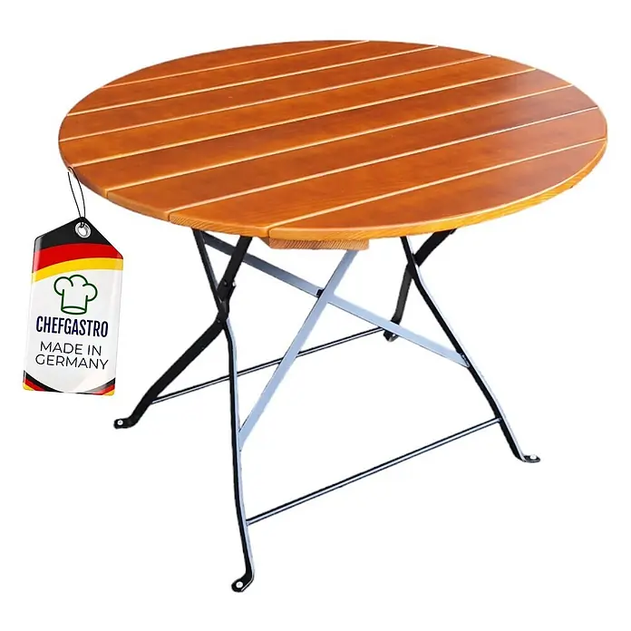 CHEFGASTRO Biergartentisch BERGTAL Made in Germany HxBxT 74x90x90cm Ø90cm klappbar wetterfest & UV-beständig Eschenholz Schwarz/Braun 3 Personen -  - Runder Klapptisch aus Holz mit brauner Lattenplatte und schwarzem Metallgestell. Ein 'ChefGastro Made in Germany' Markenschild ist angebracht.