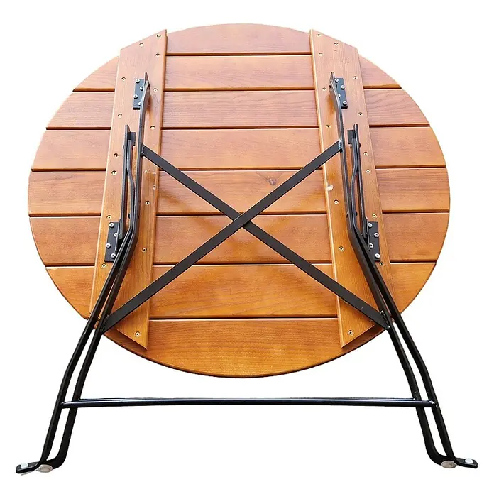 CHEFGASTRO Biergartentisch BERGTAL Made in Germany HxBxT 74x90x90cm Ø90cm klappbar wetterfest & UV-beständig Eschenholz Schwarz/Braun 3 Personen -  - Unterseite eines runden Klapptisches aus Holz, der seine Lattenplatte, das schwarze Metall-X-Gestell und eingeklappte Beine zeigt.