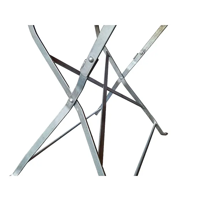 CHEFGASTRO Biergartentisch BERGTAL Made in Germany HxBxT 74x90x90cm Ø90cm klappbar wetterfest & UV-beständig Eschenholz Schwarz/Braun  3 Personen -  - Nahaufnahme von sich kreuzenden silbergrauen Metallstangen, Teil eines Klappstuhlrahmens mit Nieten.