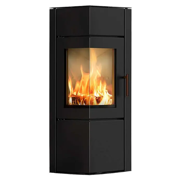 Estufa de leña angular Golfo - 8 kW, Volumen de calefacción: 175 m³, Negro - Chimenea de esquina negra con puerta de cristal, mostrando un fuego vibrante encendido.