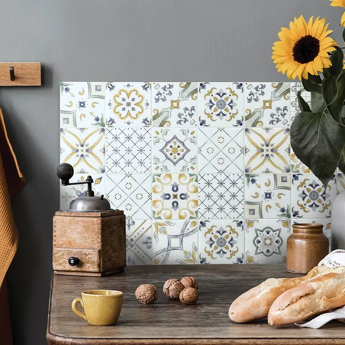 Smart Tiles Selbstklebemosaik Vintage - 22,86 x 22,86 cm, Veletti, Glänzend - Dekorative Fliesen mit blauen, gelben und grünen Mustern als Küchenrückwand.