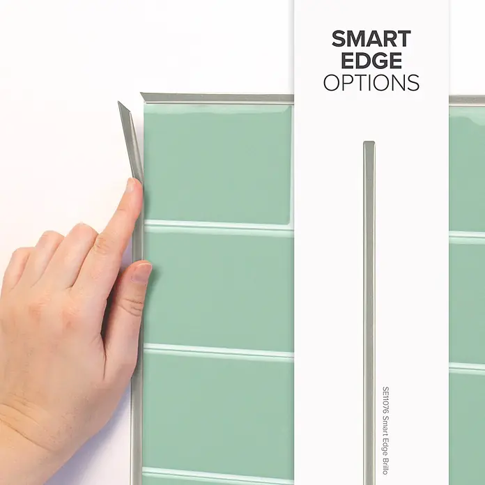 Smart Tiles Selbstklebemosaik Metro - 29,34 x 21,28 cm, Lucas, Glänzend - Hand passt silberne Metallkantenleiste an grüne Fliesen an, vertikale Musterprobe wird gezeigt.