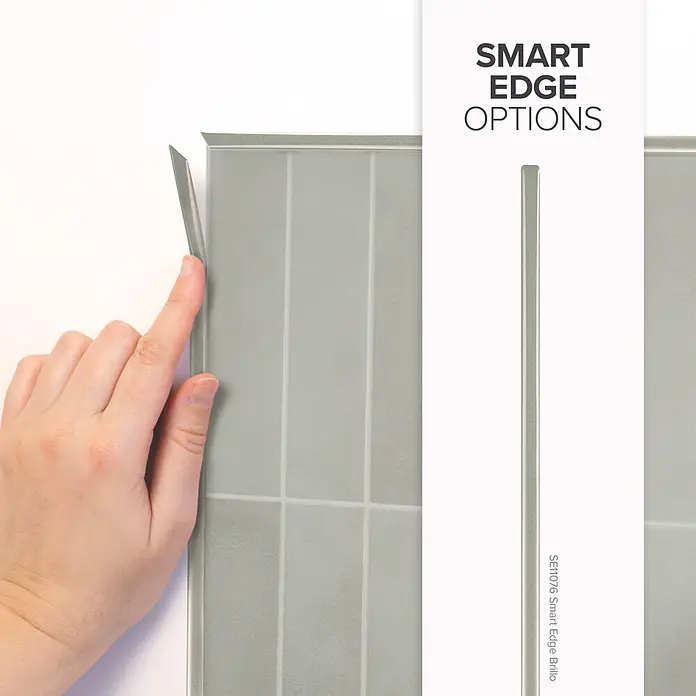 Smart Tiles Selbstklebemosaik Morocco - 29,02 x 22,86 cm, Essaouira, Glänzend - Hand befestigt hellgraue Smart Edge Abschlussleiste an Fliesen. Infokarte zeigt 'Smart Edge Options' und 'SE11076 Smart Edge Brillo'.
