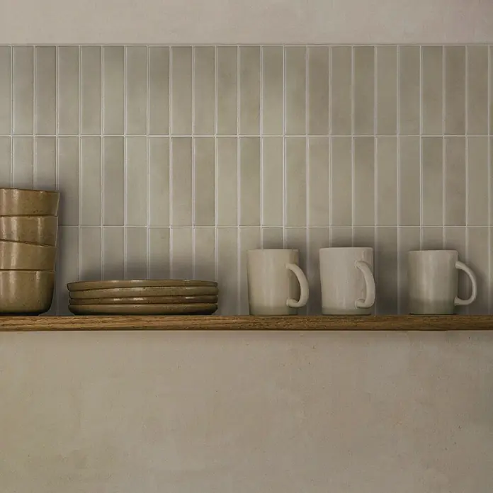 Smart Tiles Selbstklebemosaik Morocco - 29,02 x 22,86 cm, Tangier, Matt - Keramikschalen, Teller und Tassen in Erdtönen auf einem Holzregal, natürliche Küchenutensilien.