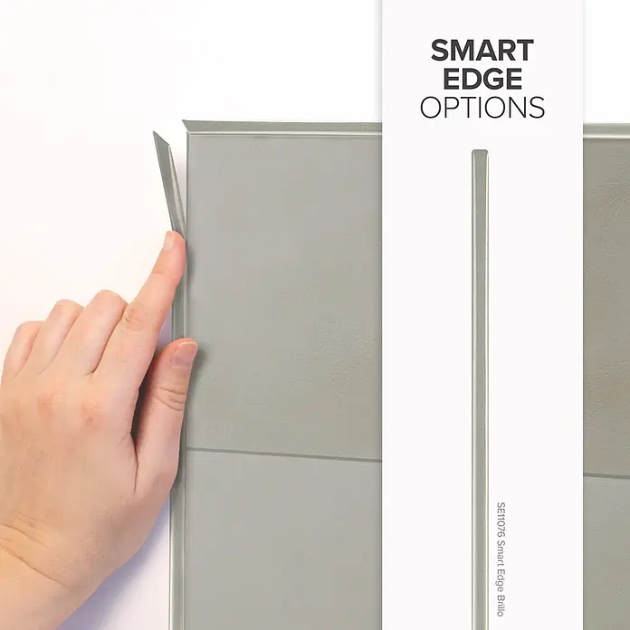 Smart Tiles Selbstklebemosaik Zellige - 22,86 x 22,86 cm, Zagora, Matt - Hand bringt hellgrauen Smart Edge Streifen auf Paneel an, zeigt flexible und elegante Kantenoptionen.