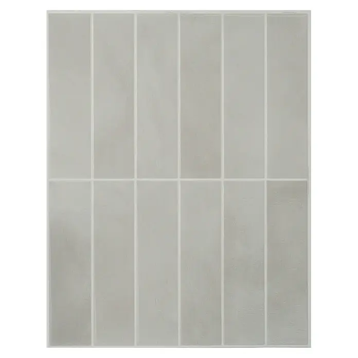 Smart Tiles Selbstklebemosaik Morocco - 29,02 x 22,86 cm, Essaouira, Glänzend - Hellgraue, rechteckige Fliesen mit weißen Fugen, vertikal in einem Gittermuster angeordnet.