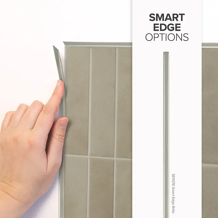 Smart Tiles Selbstklebemosaik Morocco - 29,02 x 22,86 cm, Tangier, Matt - Hand installiert eine silberne Metallfliesen-Abschlussleiste neben beigen Rechteckfliesen. Eine Musterkarte zeigt 'SMART EDGE OPTIONS'.