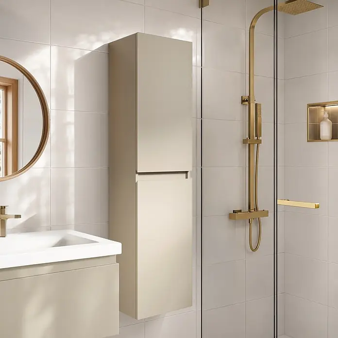 LOMAZOO Badmöbel-Set Sorrento 80 cm Greige, Waschbecken Weiß -  - Modernes Bad mit hellbeigem Waschtisch, Hochschrank und goldfarbenen Duscharmaturen.