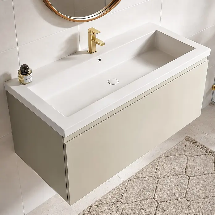 LOMAZOO Badmöbel-Set Sorrento 100 cm Greige, Waschbecken Weiß -  - Wandhängender hellbeiger Badunterschrank mit integriertem weißen Waschbecken und goldener Armatur.