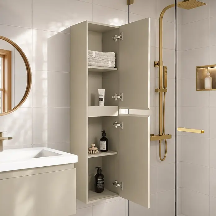 LOMAZOO Badmöbel-Set Sorrento 80 cm Greige, Waschbecken Weiß -  - Helles beiges Badezimmer-Wandschrank mit offenen Türen, zeigt innenliegende Regale mit Handtüchern und Toilettenartikeln.