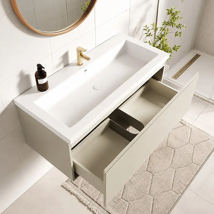 LOMAZOO Badmöbel-Set Sorrento 100 cm Greige, Waschbecken Weiß -  - Heller beiger Badunterschrank mit integriertem weißen Waschbecken, goldener Armatur und geöffneter Schublade im Badezimmer.
