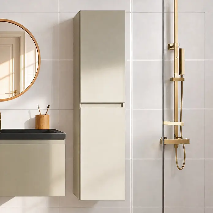 LOMAZOO Badmöbel-Set SOR-BE-WZ-60 - Gesamtbreite Badmöbel: 60 cm, Greige (Graubeige) - Hellbeige Badwaschtisch mit schwarzer Arbeitsplatte und passendem Hochschrank, ergänzt durch ein Messing-Duschsystem.
