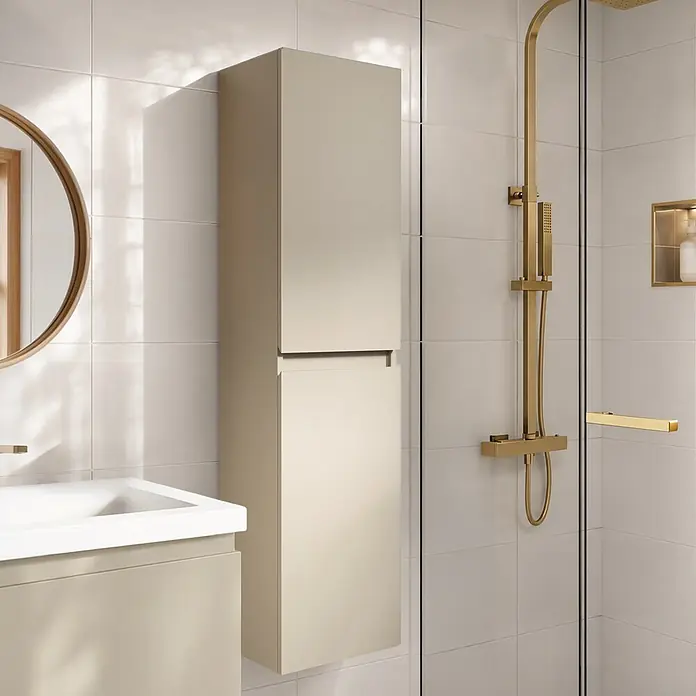LOMAZOO Badmöbel-Set SOR-BE-WW-60 - Gesamtbreite Badmöbel: 60 cm, Greige (Graubeige) - Hoher, wandmontierter hellbeiger Badschrank und passende Waschtischunterschrank in einem modernen Badezimmer.