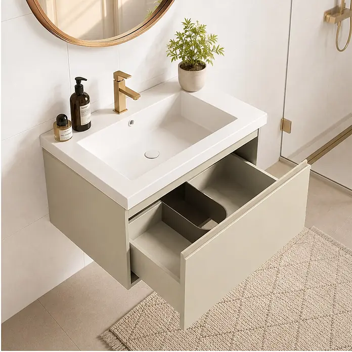 LOMAZOO Badmöbel-Set SOR-BE-WW-60 - Gesamtbreite Badmöbel: 60 cm, Greige (Graubeige) - Helle beige Wandwaschtisch mit weißem Waschbecken, goldener Armatur und offener Schublade mit Organizer.