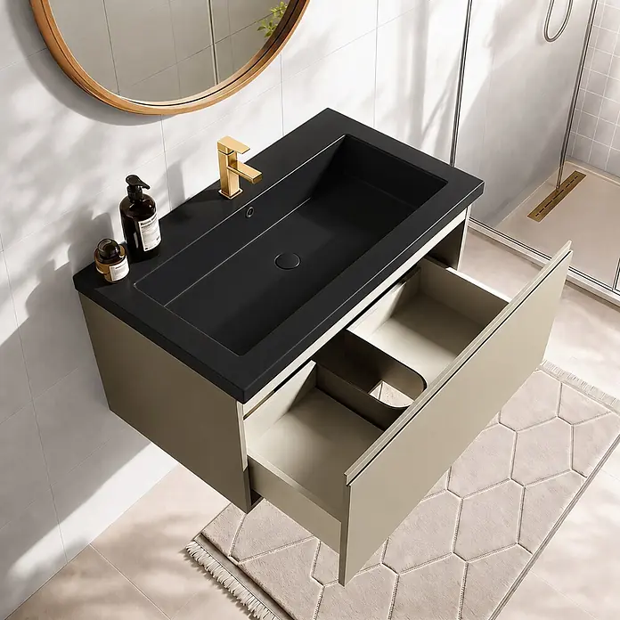 LOMAZOO Badmöbel-Set SOR-BE-WZ-80 - Gesamtbreite Badmöbel: 80 cm, Greige (Graubeige) - Moderner beiger Badunterschrank mit integriertem schwarzem Waschbecken und Goldarmatur, offene Schublade zeigt Stauraum.