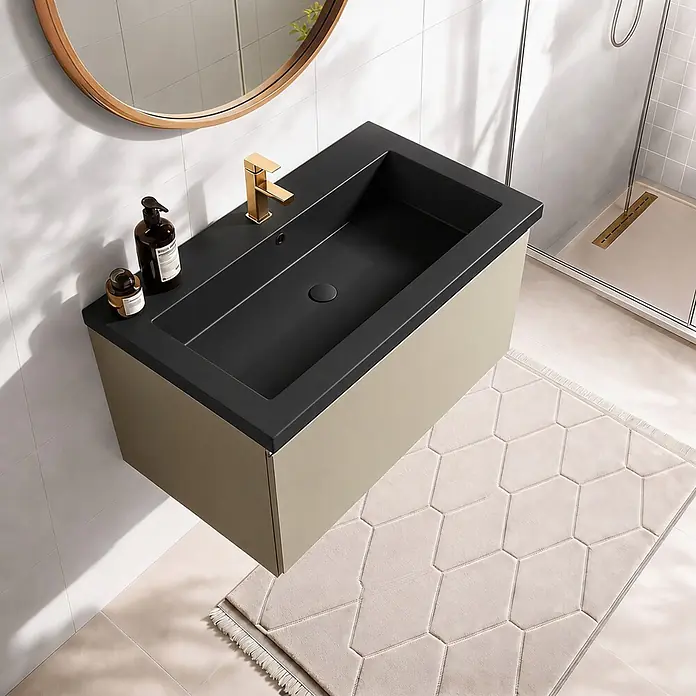 LOMAZOO Badmöbel-Set MOD-BE-WZ-80 - Gesamtbreite Badmöbel: 80 cm, Greige - Moderne Badezimmer-Waschtischanlage mit schwarzem Becken, beigem Schrank und goldener Armatur.