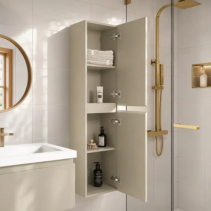 LOMAZOO Badmöbel-Set Sorrento 100 cm Greige, Waschbecken Weiß -  - Ein hoher hellgrauer Badezimmerschrank mit offenen Türen, der Regale mit Handtüchern und Pflegeprodukten in einem modernen Bad neben einem Waschbecken zeigt.