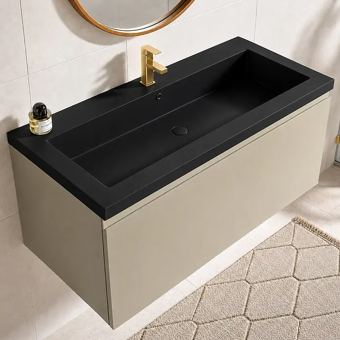 LOMAZOO Badmöbel-Set MOD-BE-WZ-100 - Gesamtbreite Badmöbel: 100 cm, Greige - Wandhängender Badschrank mit integriertem schwarzen Waschbecken, mattbeigem Unterschrank und goldener Armatur in einem modernen Badezimmer.