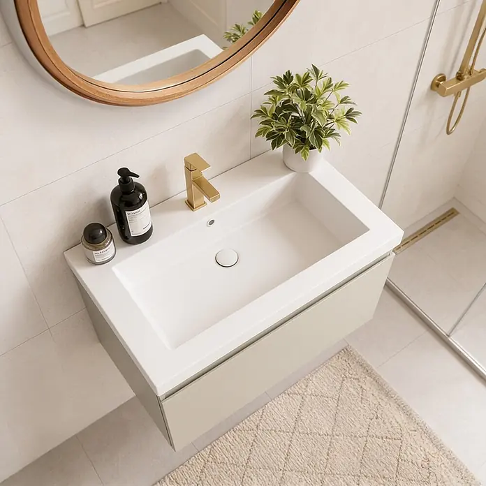 LOMAZOO Badezimmermöbel Greige 60cm - Weißes Waschbecken - Beige-graues Waschbeckenmöbel - Schwebender Waschbeckenunterschrank [MODENA] -  - Hellbeige wandhängende Badmöbel mit weißem Waschbecken, goldener Armatur und Spiegel im modernen Bad.
