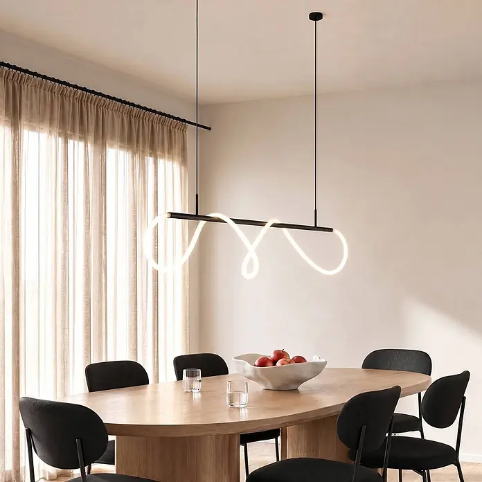 Lucande Pendelleuchte Kisune - schwarz, Schwarz, weiß - Moderne schwarze lineare Pendelleuchte mit integriertem wellenförmigem LED-Streifen über einem Esstisch.