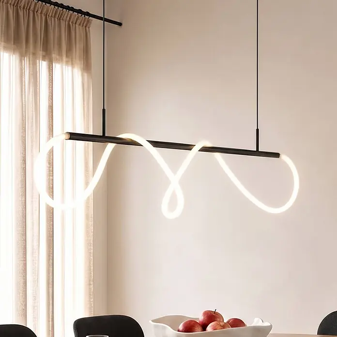 Lucande Pendelleuchte Kisune - schwarz, Schwarz, weiß - Moderne schwarze Pendelleuchte mit wellenförmigem LED-Streifen über einem Essbereich.