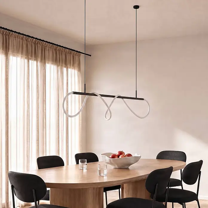 Lucande Pendelleuchte Kisune - schwarz, Schwarz, weiß - Moderne schwarze und weiße geschwungene LED-Pendelleuchte, horizontal über einem Holzesstisch hängend.