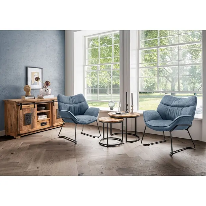 Bene Living Kommode Florenz - L x B x H: 45 x 128 x 70 cm, Braun, Anzahl Schubladen: 1 Stk. - Zwei blaue Sessel mit Beistelltischen und ein rustikales Holz-Sideboard, die einen gemütlichen Wohnbereich bilden.