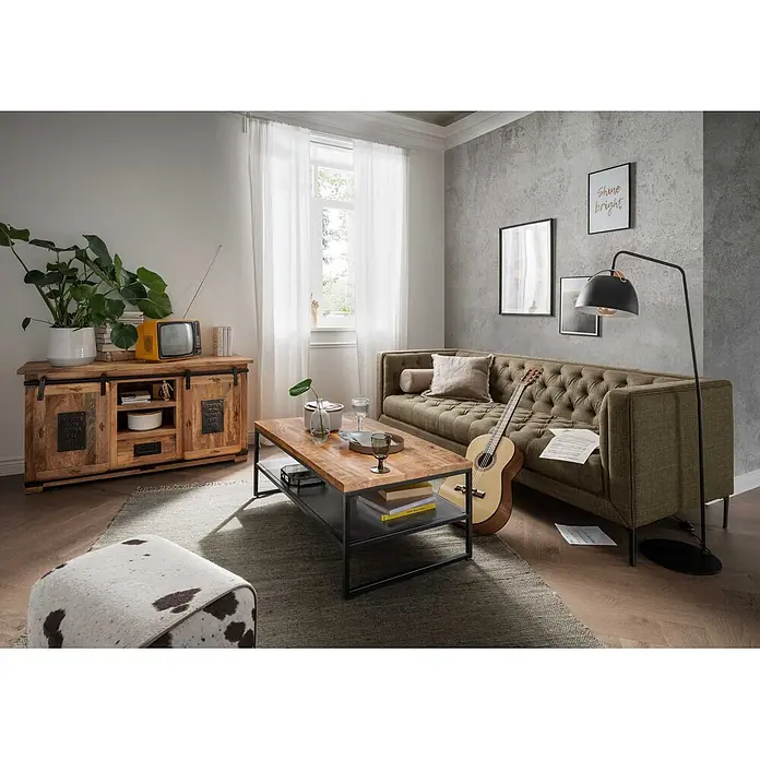 Bene Living Kommode Florenz - L x B x H: 45 x 128 x 70 cm, Braun, Anzahl Schubladen: 1 Stk. - Ein gemütliches Wohnzimmer mit rustikalem Holz-TV-Schrank, grünem Sofa und Couchtisch aus Holz und Metall.
