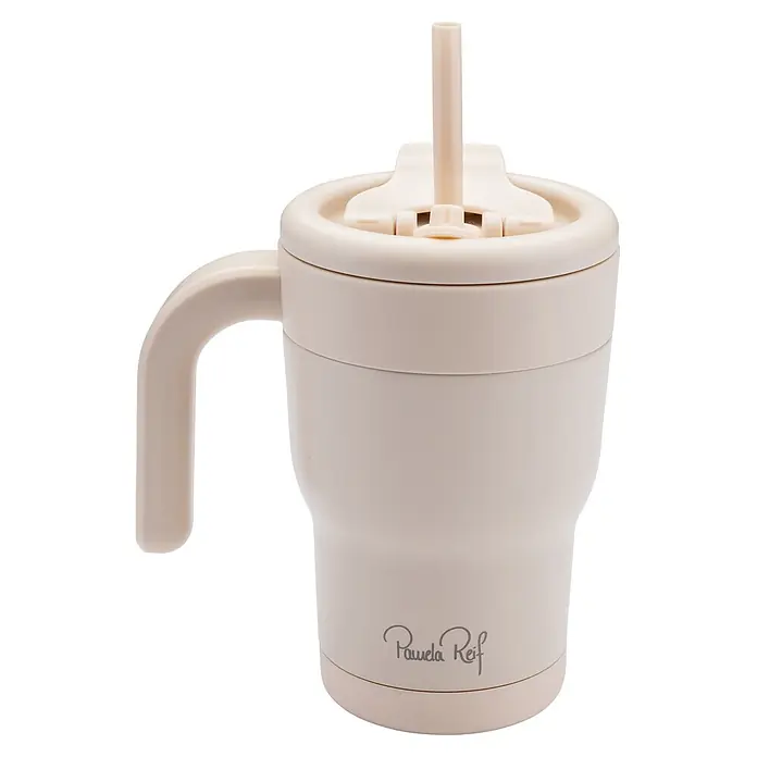 Fackelmann Trinkbecher Pamela Reif Kollektion - Fassungsvermögen: 420 ml, Beige - Cremefarbener isolierter Reisebecher mit Griff, Deckel, Trinkhalm und „Pamela Reif“-Logo.